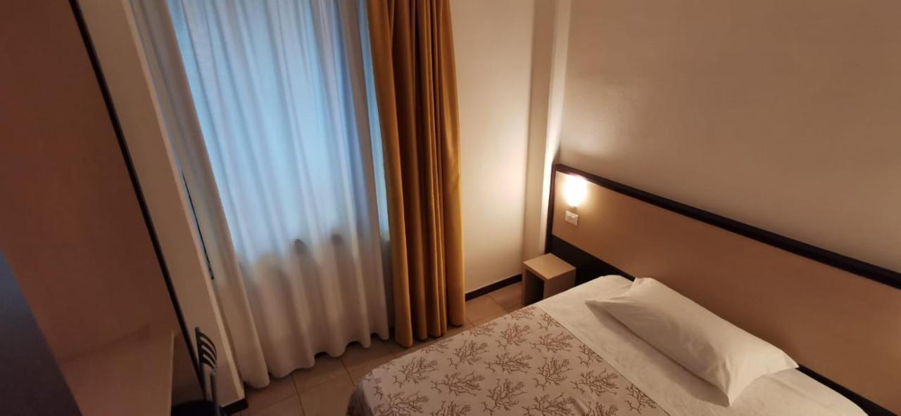 Hotel Rondine Маринелла-ді-Сарцана Екстер'єр фото
