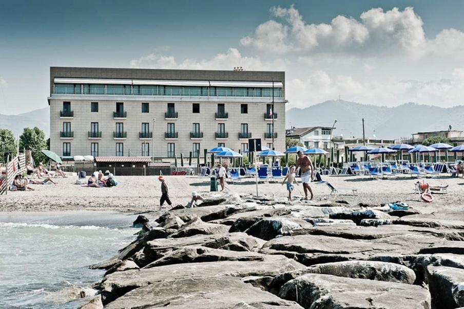 Hotel Rondine Маринелла-ді-Сарцана Екстер'єр фото
