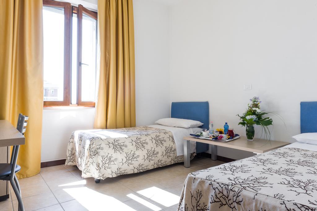 Hotel Rondine Маринелла-ді-Сарцана Номер фото