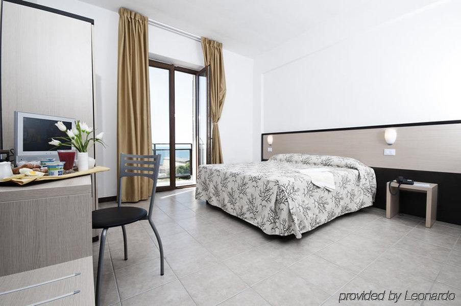 Hotel Rondine Маринелла-ді-Сарцана Екстер'єр фото