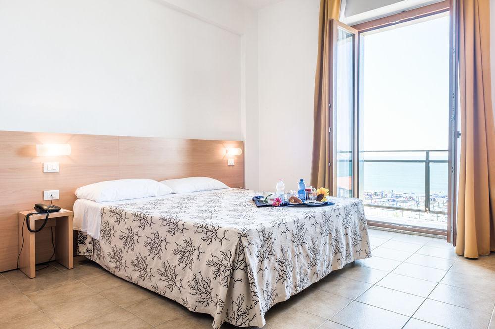 Hotel Rondine Маринелла-ді-Сарцана Екстер'єр фото